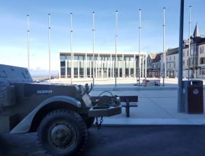 un véhicule militaire garé devant un bâtiment dans l'établissement L'Arrozoir du Jardin Botanique, à Bayeux