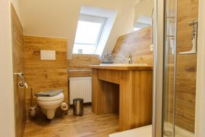 a bathroom with a toilet and a sink at Lieblingshaus Fiete in Prerow