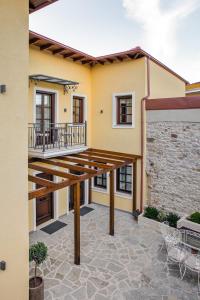 Balkón nebo terasa v ubytování Petrou Suites