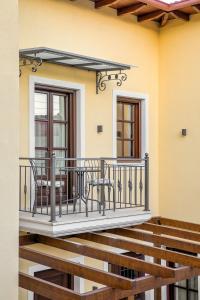 Balkón nebo terasa v ubytování Petrou Suites