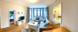 ein Wohnzimmer mit Sofa und Fernseher in der Unterkunft Strandvilla Miramare in Boltenhagen