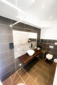 een badkamer met een wastafel en een toilet. bij Tau Design Hotel in Erlangen