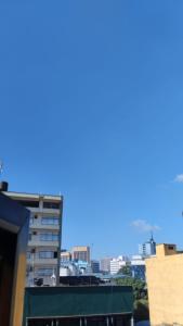 uma vista da cidade a partir de um edifício em Kipepeo Sky View em Nairobi