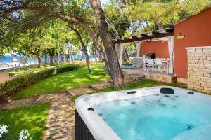 una bañera de hidromasaje en el patio de una casa en Istrian Villas Plava Laguna en Umag
