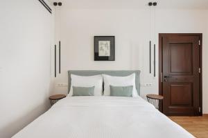 Postel nebo postele na pokoji v ubytování Petrou Suites