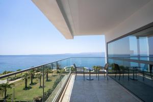 einen Balkon mit Meerblick in der Unterkunft Grand Hotel Ontur Cesme in Cesme