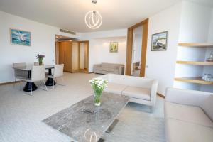 a living room with a table with flowers on it at Grand Hotel Ontur Cesme in Çeşme