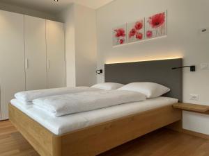 A bed or beds in a room at Apartments Johanna