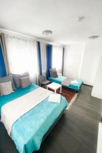 um quarto de hotel com duas camas e duas cadeiras em Tau Design Hotel em Erlangen