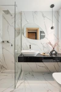 約阿尼納的住宿－Petrou Suites，一间带水槽和镜子的浴室