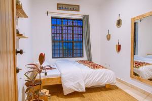 Un pat sau paturi într-o cameră la Cozy Stays Kigali