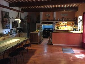 - une cuisine avec une table et des chaises dans la chambre dans l'établissement La Colombiere du Château, à Saint-Laurent-du-Verdon