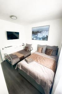 Un pat sau paturi într-o cameră la Tau Design Hotel