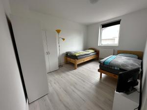 Llit o llits en una habitació de Ruhige Monteurwohnung-Fewo für 4 Personen in Trebbin 4 fotos més
