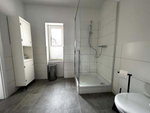 uma casa de banho com um chuveiro e um lavatório. em Ruhige Monteurwohnung-Fewo für 4 Personen in Trebbin em Trebbin