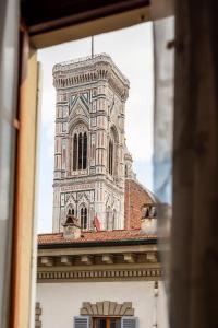 una torre de reloj en la parte superior de un edificio en Holiday AD Duomo, Florence, en Florencia
