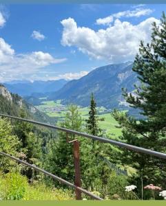 uitzicht op een vallei in de bergen bij Panoramablick in Breitenwang