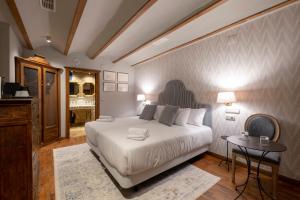 Postel nebo postele na pokoji v ubytování Hotel Cetina Palacio de los Salcedo