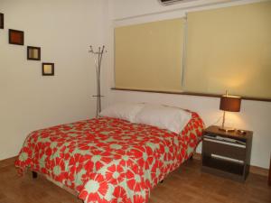 سرير أو أسرّة في غرفة في Apartment Alvarado