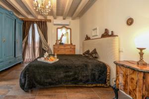 ein Schlafzimmer mit einem großen Bett und einer Kommode in der Unterkunft Appartamento Orchidea in Gargnano