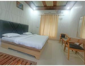UttarkāshiにあるRiver View Resort, Uttarkashiのベッドルーム1室(ベッド1台、椅子付)