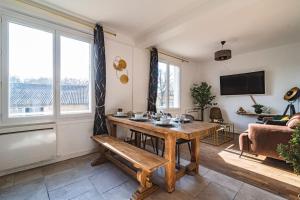 - un salon avec une table en bois et un canapé dans l'établissement La "Tanière" pour 6 personnes, à Isles-sur-Suippe
