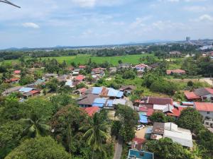 una vista aérea de una localidad con casas y árboles en The Viana Apartment 2, en Kota Bharu