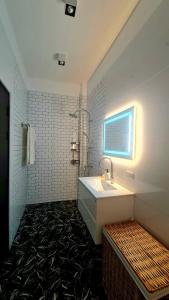 łazienka z umywalką i oknem w obiekcie Joy Houses w mieście Haad Rin