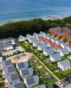 una vista aérea de un complejo con paneles solares en Collins Beach, en Ustronie Morskie