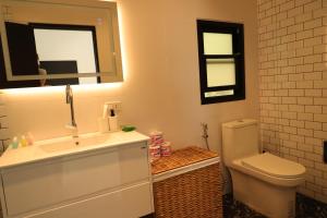La salle de bains est pourvue d'un lavabo, de toilettes et d'un miroir. dans l'établissement Joy Houses, à Haad Rin