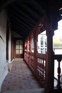 een hal van een gebouw met een houten veranda bij Appart'Hôtel Blois vue Château in Blois