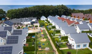 una vista aérea de un barrio residencial con paneles solares en Collins Beach, en Ustronie Morskie