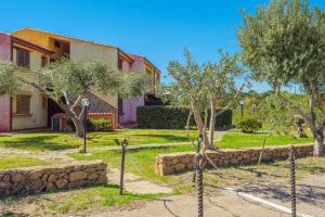 a house with a yard with trees and a fence at Casa Salina Bamba in San Teodoro
