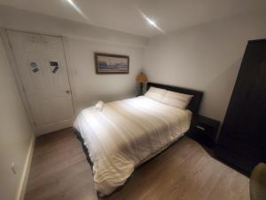 Krevet ili kreveti u jedinici u objektu Beautiful Room 4mins from Gatineau-Ottawa Airport