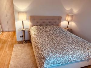 een slaapkamer met een bed met twee lampen aan beide zijden bij Villa mit Meerblick und Pool für 6 Personen in Santanyi
