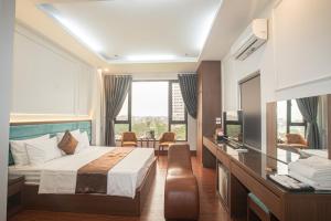 ein Hotelzimmer mit einem Bett und einem Schreibtisch in der Unterkunft Royal Hotel & Apartment in Hanoi