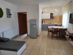 een woonkamer met een keuken en een tafel met stoelen bij Apartment Joy II in Šibenik