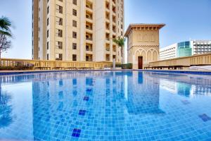 Bazén v ubytování Wonderful apartment near The Beach Sadaf JBR nebo v jeho okolí