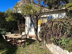 - une table et des chaises dans la cour d'une maison dans l'établissement La Masa, à Èze