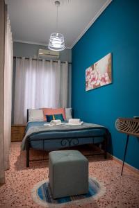 - une chambre dotée d'un lit avec un mur bleu dans l'établissement Sea View Nikos Apartment, à Nauplie