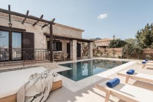 une villa avec une piscine et une maison dans l'établissement Viatzo Villas, à Laganas