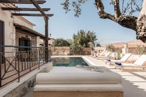 - une piscine dans l'arrière-cour d'une maison dans l'établissement Viatzo Villas, à Laganas
