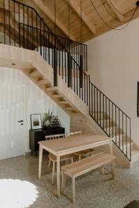 une salle à manger avec une table et un escalier dans l'établissement Yzers Boat House, à Yzerfontein