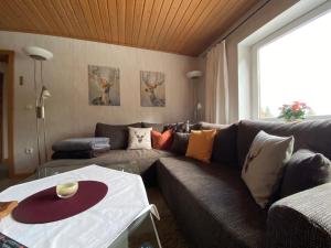 Ferienwohnung Schwarzwaldglueck في فيلدبرج: غرفة معيشة مع أريكة وطاولة