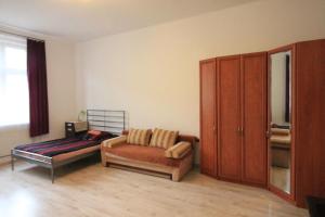 sala de estar con sofá y cama en Ali 3, en Sosnowiec