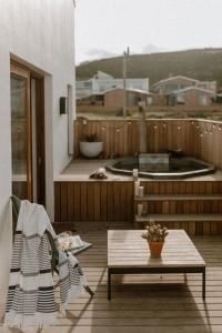 une terrasse en bois avec un banc et une table dans l'établissement Yzers Boat House, à Yzerfontein