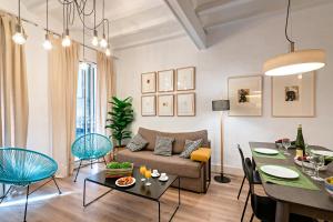 uma sala de estar com um sofá e uma mesa em Habitat Apartments Born em Barcelona