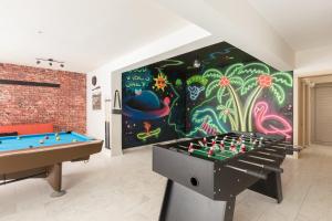 um quarto com uma mesa de bilhar e um mural em Lux Villa Mia with Heated Pool, 2km to Beach & Childrens Area! em Mikro Metochi