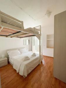 una camera con un grande letto bianco di Terrazza sui Trabocchi a Marina di San Vito