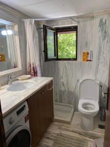 AsprókambosにあるAnaMar Eternity Houseのバスルーム(トイレ、洗面台付)、窓が備わります。